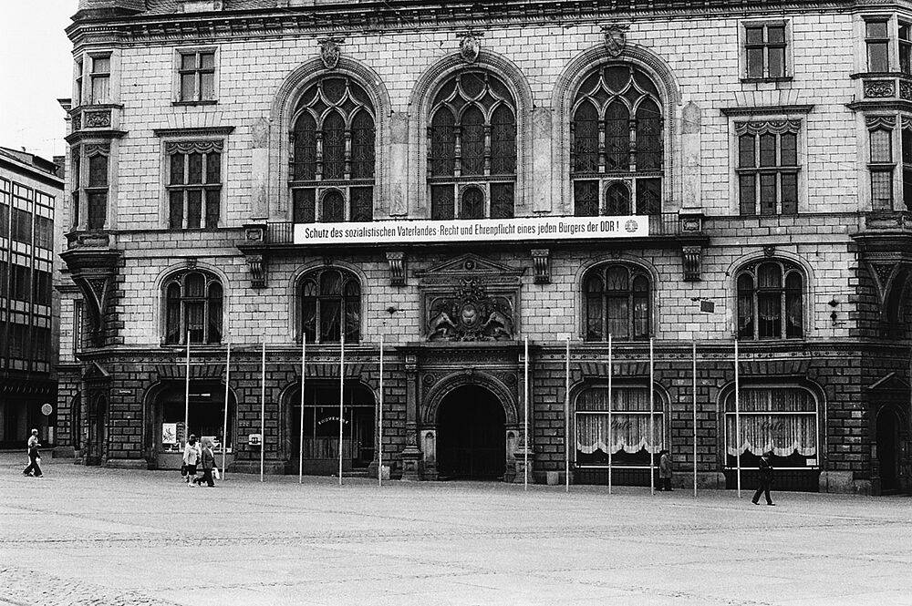 Eva-Maria Schön: Aus der Serie: Halle (Parolen), 1978/2019, Foto: Kulturstiftung Sachsen-Anhalt © VG Bild-Kunst, Bonn 2025