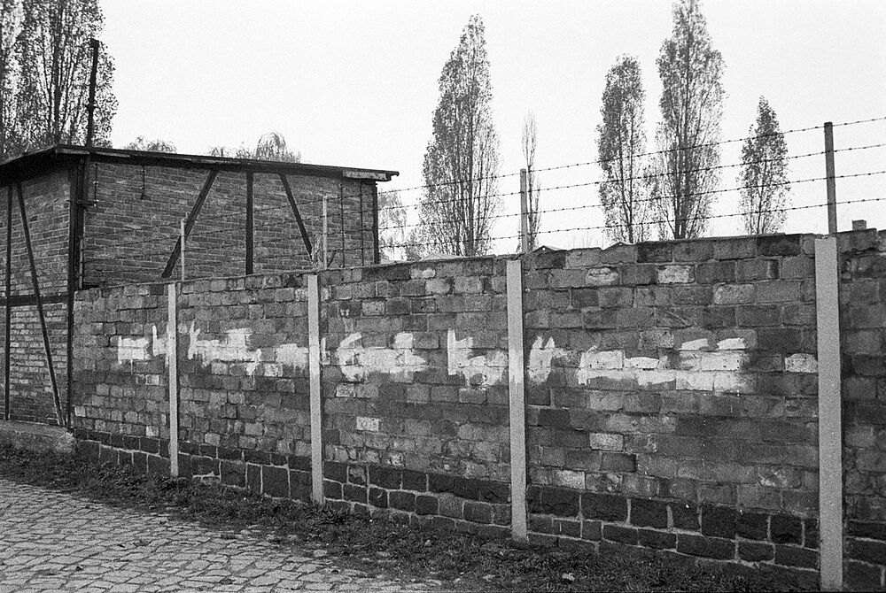  Reinhard Hentze: Halle (Saale), Steffensstraße („Macht kapu*, was euch kapu* macht“. Rio Reiser), 1987, Foto: Reinhard Hentze © Reinhard Hentze 