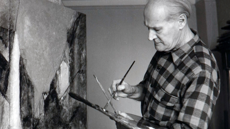 Lyonel Feininger in seinem Atelier bei der Erstellung des Werkes „Fenris Wolf“. Das Bild ist im letzten Lebensjahr des Malers entstanden. © Moeller Fine Art / Feininger Project